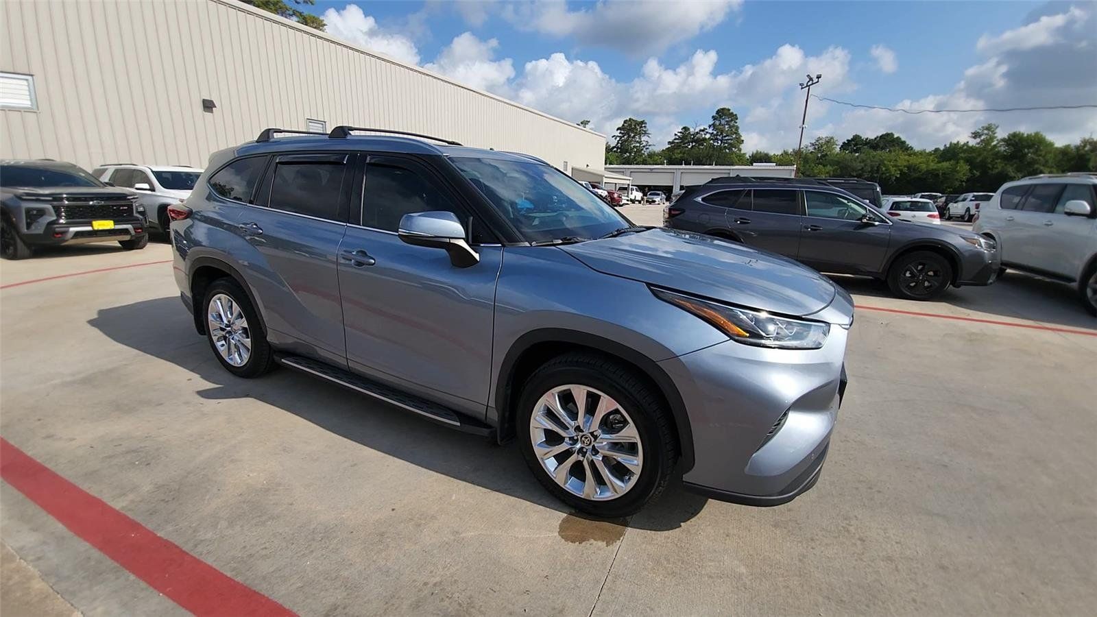 Used 2021 Toyota Highlander Limited FWD image 2