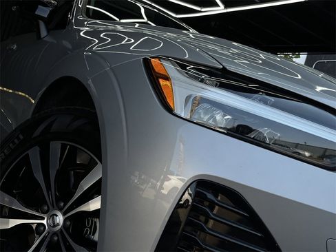 Used 2024 Volvo XC60 B5 Core image 24