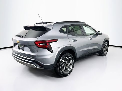 Used 2025 Chevrolet Trax LT FWD image 9