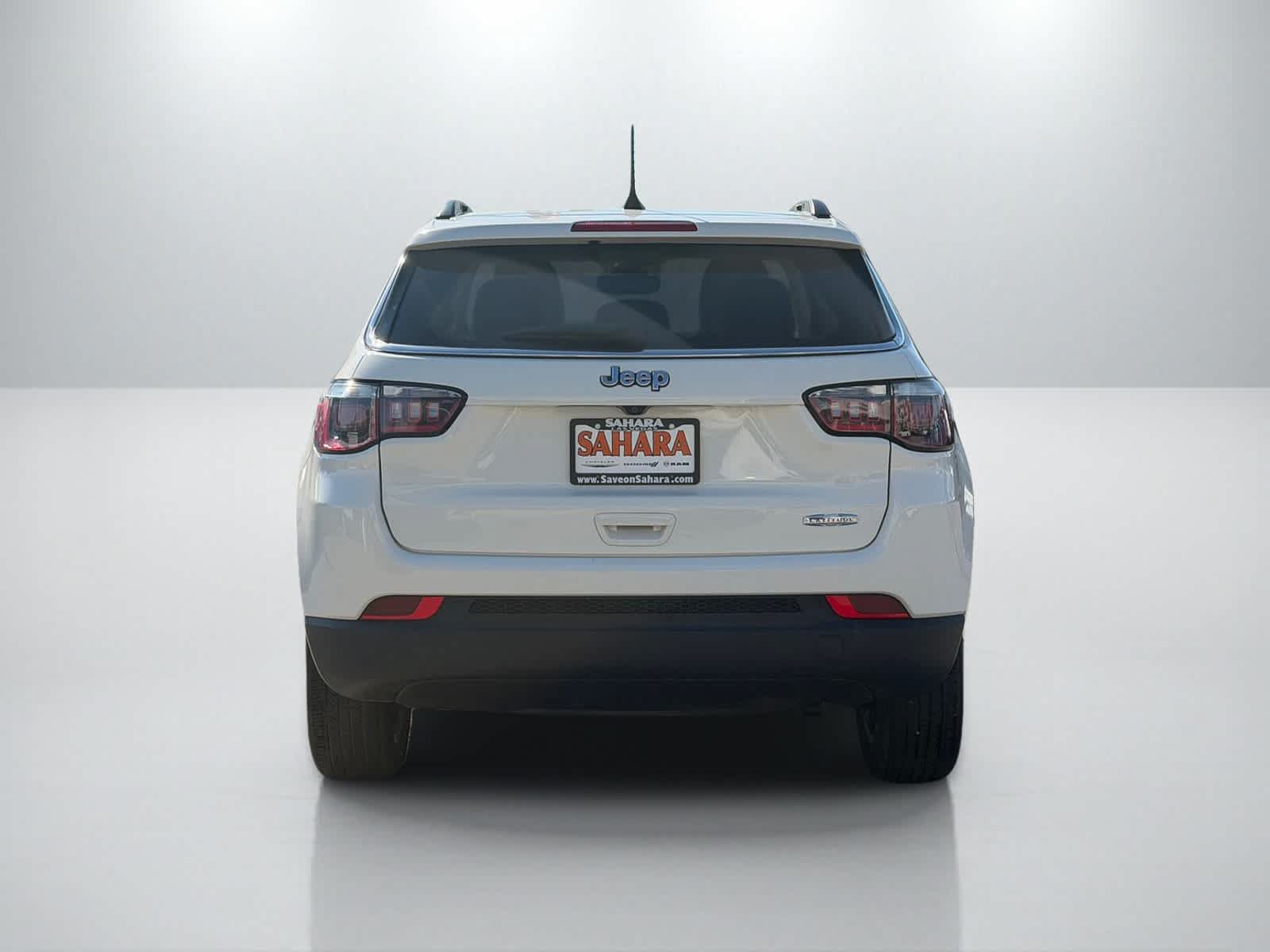 Used 2018 Jeep Compass Latitude w/ Popular Equipment Group FWD image 5