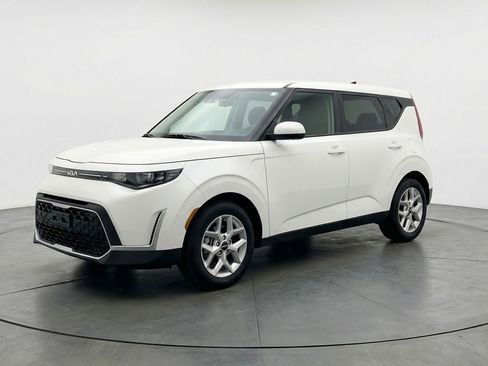Used 2025 Kia Soul LX w/ LX Technology Package image 3