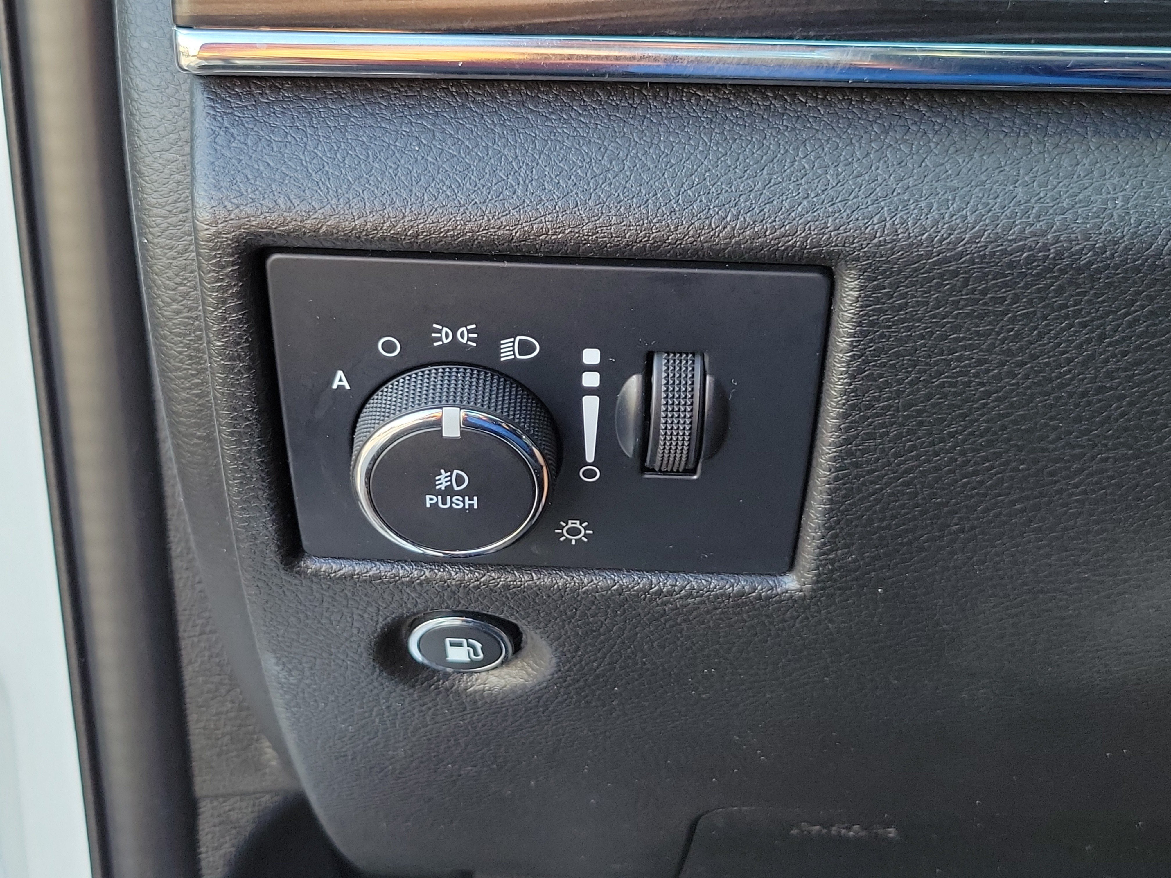 Used 2022 Jeep Grand Cherokee Limited AWD/4WD image 19