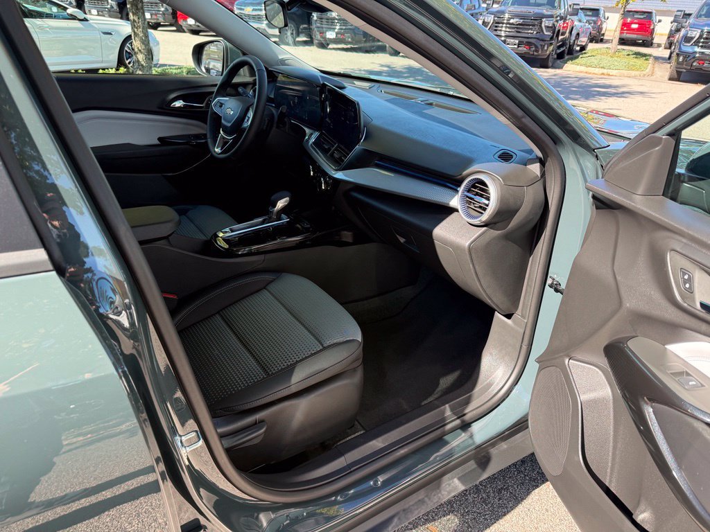 Used 2026 Chevrolet Trax LT w/ LT Convenience Package FWD image 15