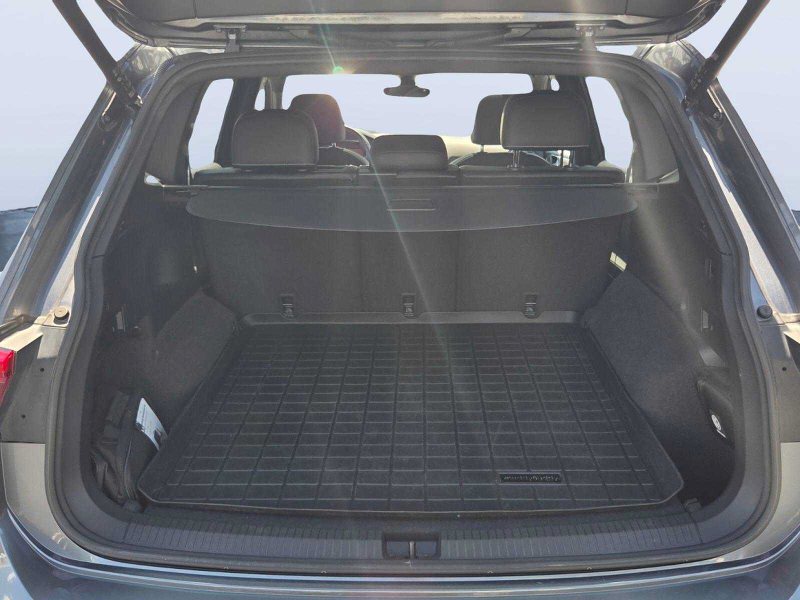 Used 2022 Volkswagen Tiguan SEL R-Line AWD/4WD image 19