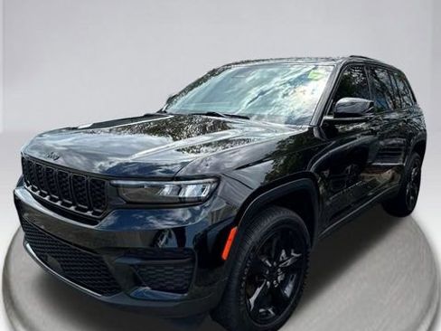 Used 2023 Jeep Grand Cherokee Altitude AWD/4WD image 3