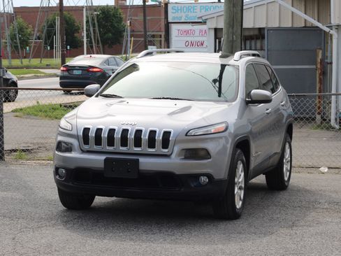 Used 2015 Jeep Cherokee Latitude w/ Comfort/Convenience Group AWD/4WD image 3
