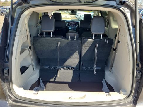 Used 2023 Chrysler Pacifica Touring-L image 7