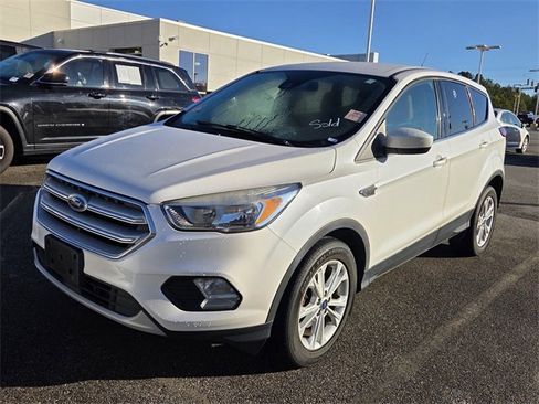 Used 2019 Ford Escape SE image 2