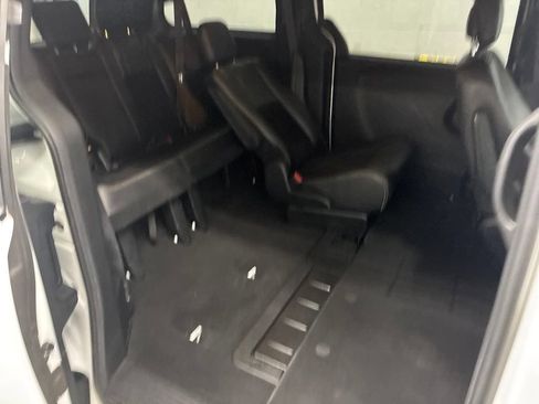 Used 2018 Dodge Grand Caravan SXT w/ Blacktop Package FWD image 11