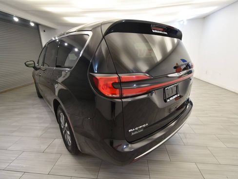 Used 2024 Chrysler Pacifica Limited FWD image 3