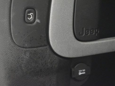 Certified 2016 Jeep Cherokee Trailhawk w/ Comfort/Convenience Group image 28