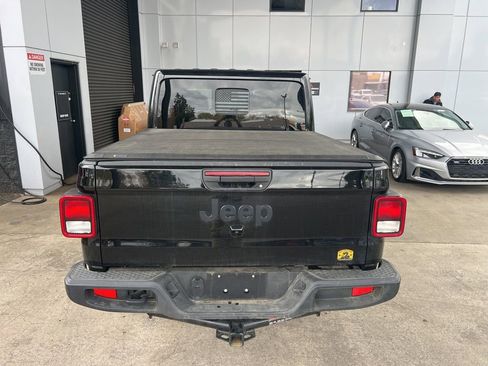 Used 2025 Jeep Gladiator Sport image 6