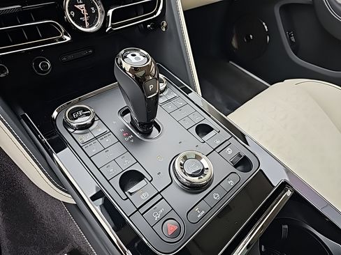 New 2025 Bentley Flying Spur Plug-In Hybrid AWD/4WD image 29