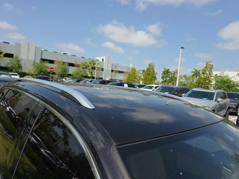 Used 2023 Volkswagen Tiguan SE w/ Panoramic Sunroof Package FWD image 9