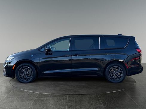 Used 2023 Chrysler Pacifica Limited w/ Uconnect Theater Family Group FWD image 5