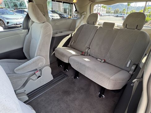 Used 2017 Toyota Sienna LE FWD image 34