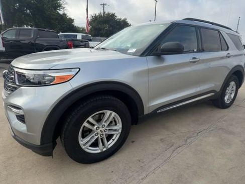 Used 2020 Ford Explorer XLT w/ Equipment Group 202A AWD/4WD image 4