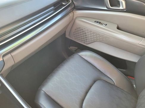 Used 2025 Kia Carnival FWD image 16
