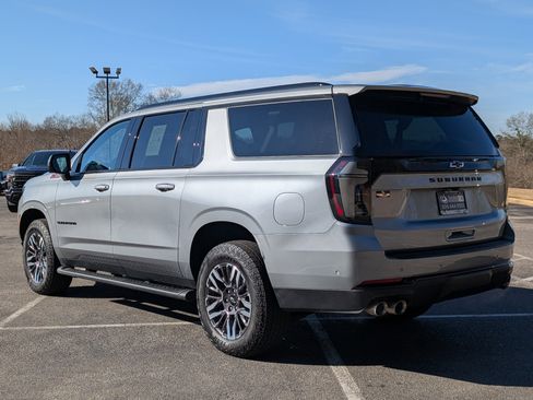 Used 2025 Chevrolet Suburban Z71 w/ Comfort Package image 7