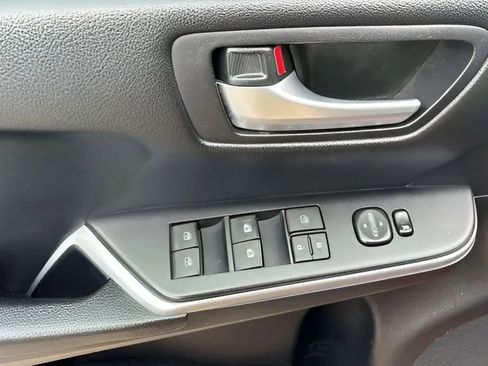 Used 2015 Toyota Camry SE image 9