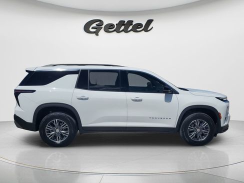Certified 2025 Chevrolet Traverse LT FWD image 11