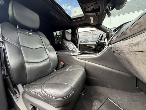 Used 2017 Cadillac Escalade ESV Platinum image 29