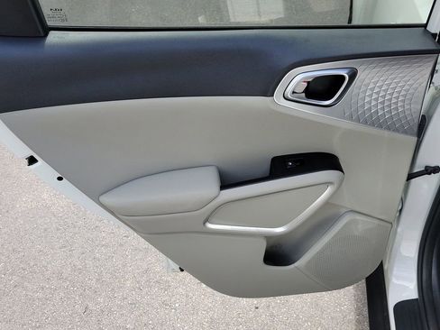 Used 2025 Kia Soul LX w/ LX Technology Package FWD image 8