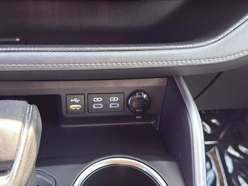 Used 2022 Toyota Highlander XLE FWD image 15