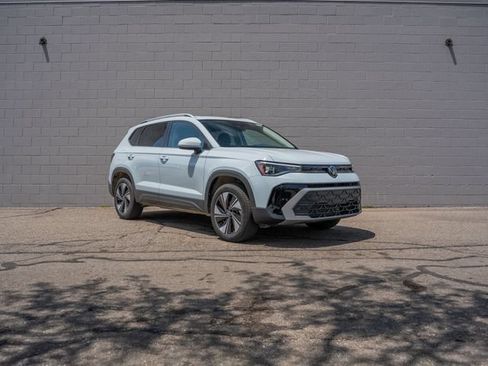 Used 2025 Volkswagen Taos SE w/ Panoramic Sunroof Package AWD/4WD image 9