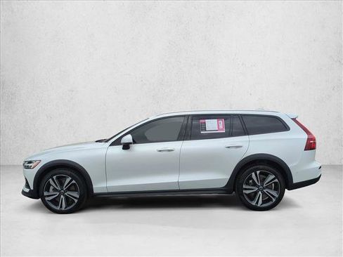 Used 2025 Volvo V60 B5 Cross Country Plus image 9