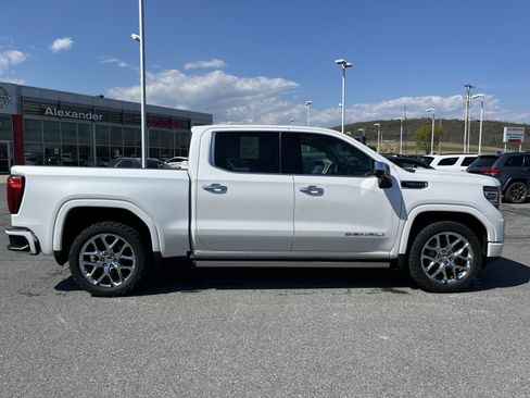 Used 2022 GMC Sierra 1500 Denali w/ Denali Reserve Package AWD/4WD image 2