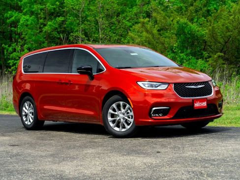 New 2026 Chrysler Pacifica Limited FWD image 2