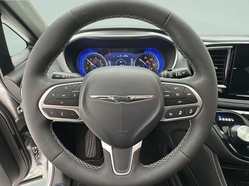 Used 2026 Chrysler Pacifica Limited FWD image 15