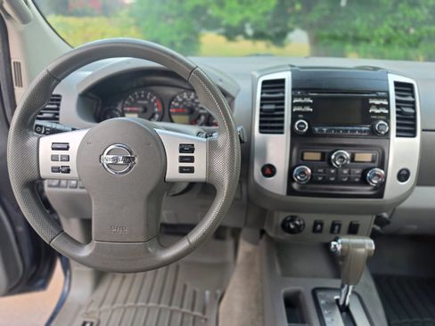 Used 2013 Nissan Frontier SV w/ SV Value Truck Pkg AWD/4WD image 18
