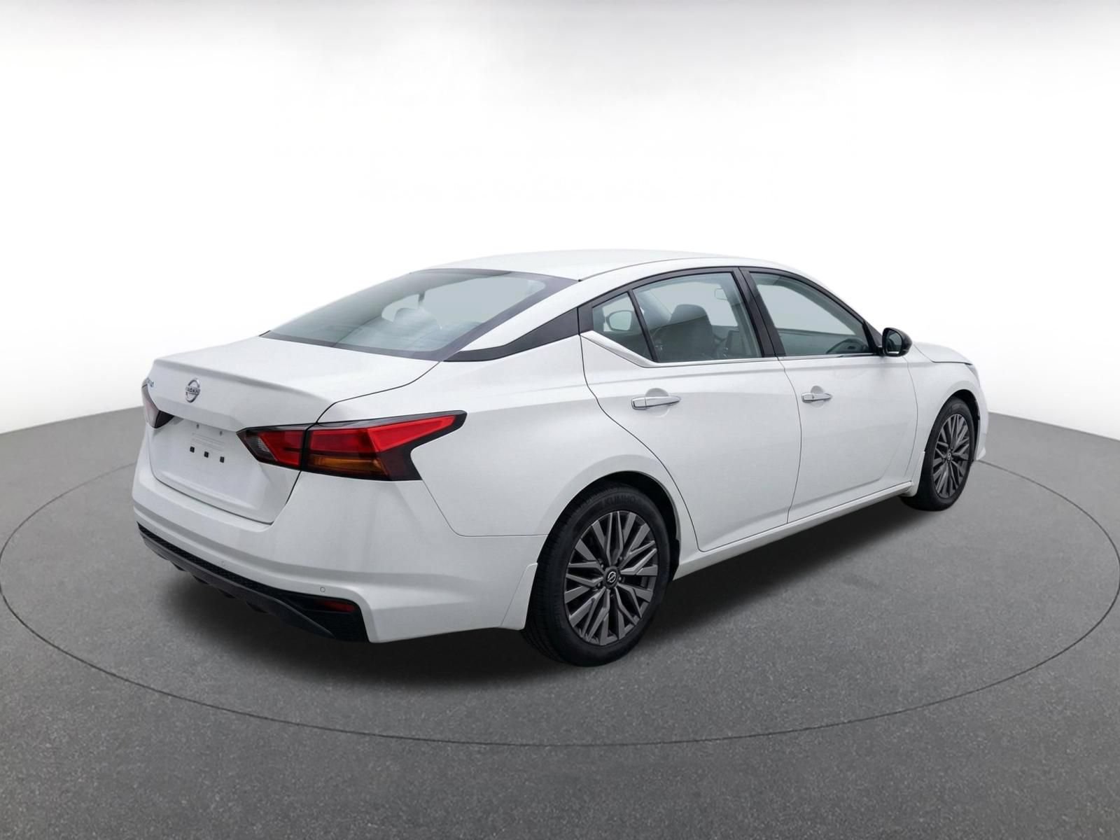 Used 2025 Nissan Altima 2.5 SV FWD image 9