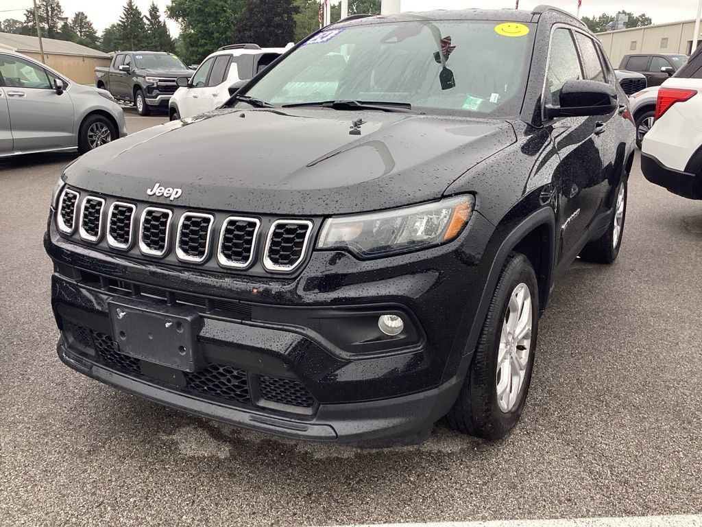 Used 2024 Jeep Compass Latitude AWD/4WD image 3