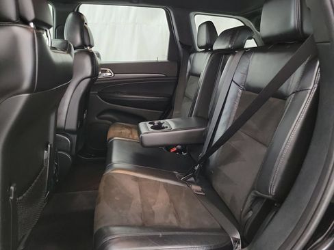 Used 2018 Jeep Grand Cherokee Altitude AWD/4WD image 12