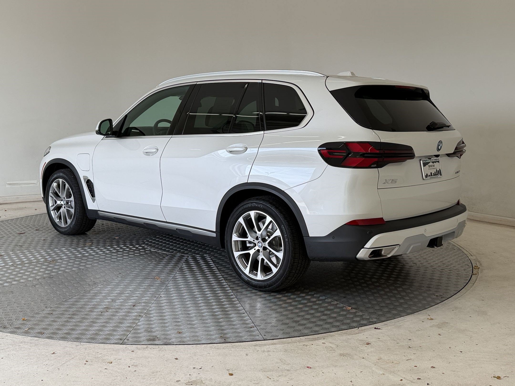 Used 2026 BMW X5 xDrive50e w/ Climate Comfort Package AWD/4WD image 3