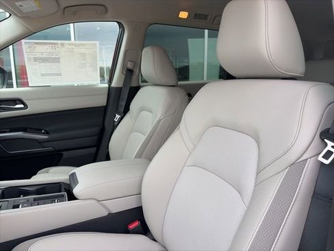 New 2026 Nissan Pathfinder SL image 9
