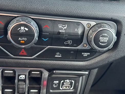 Certified 2025 Jeep Gladiator Mojave AWD/4WD image 36