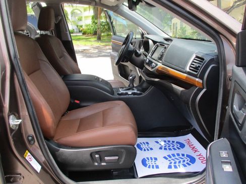 Used 2018 Toyota Highlander Limited FWD image 35