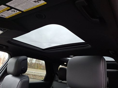 Used 2025 Land Rover Discovery S image 13