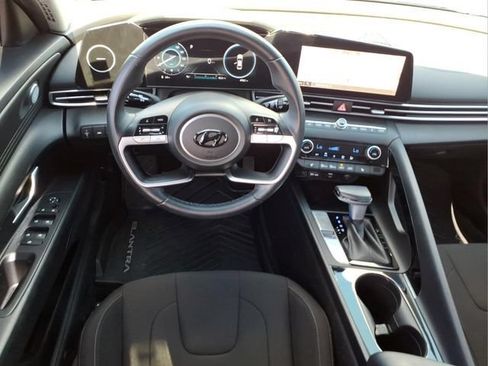 Used 2023 Hyundai Elantra SEL w/ Convenience Package FWD image 18