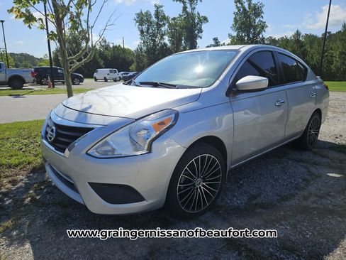Used 2019 Nissan Versa SV FWD image 5