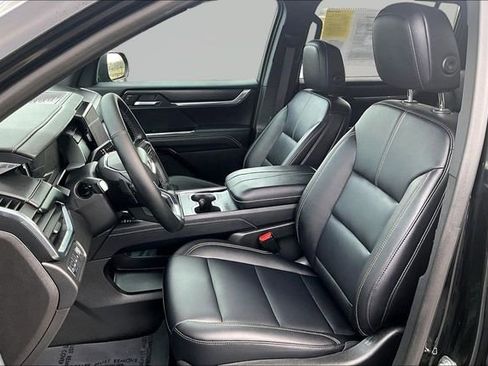 Used 2025 GMC Acadia Elevation w/ Elevation Premium Package image 24