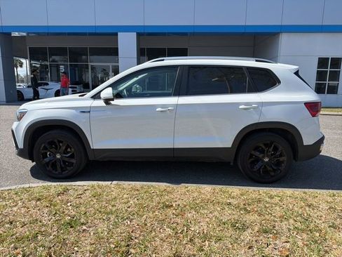 Used 2024 Volkswagen Taos SE image 4