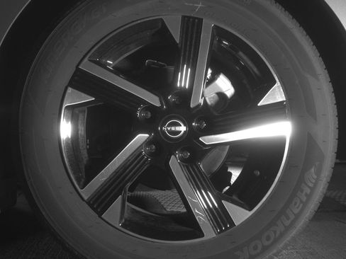 Used 2025 Nissan Sentra SV FWD image 14