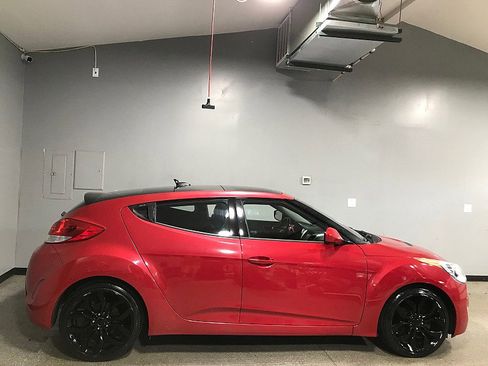 Used 2015 Hyundai Veloster FWD image 2