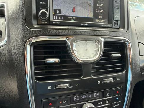 Used 2016 Chrysler Town & Country Touring w/ Driver Convenience Group FWD image 22