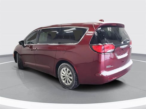 Used 2017 Chrysler Pacifica Touring image 4